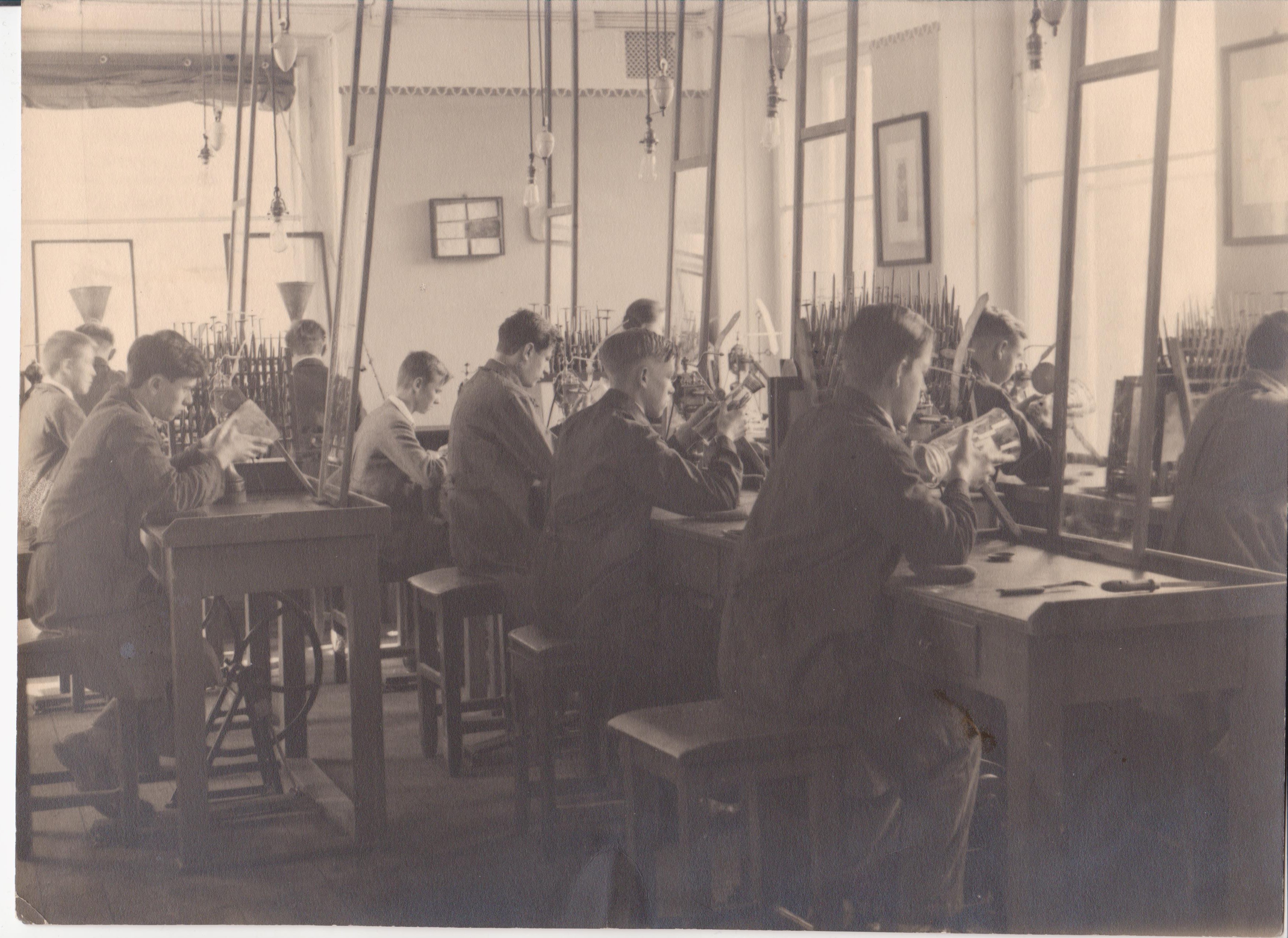 Výuka v dílně rytého skla (1920)